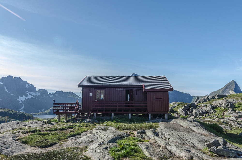 The Munkebu hut on a sunny day