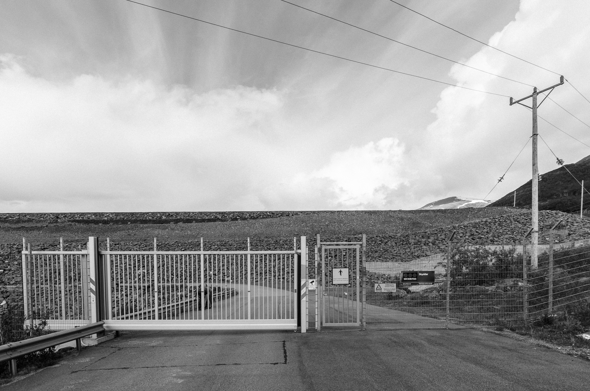 The hike began by crossing the Suorva power plant, after opening the gate above. We were only three people to leave the bus at Suorva. The rain started immediately after, but they were lucky to have one big bottle of vodka in their bag, so we drank to our respective adventures.