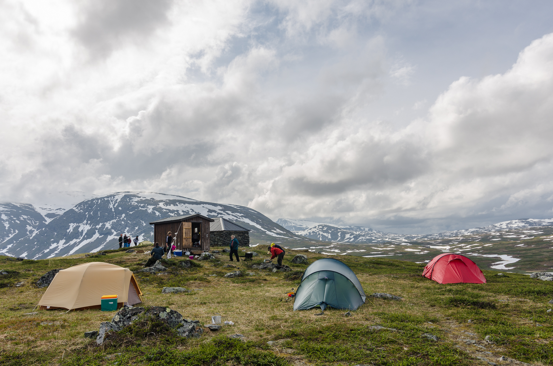 There was a thermometer outside of the small cabin: 4°C at 1am, and 10°C during the day. All Swedes told me this year was particularly cold, and they never saw that much snow in the summer.