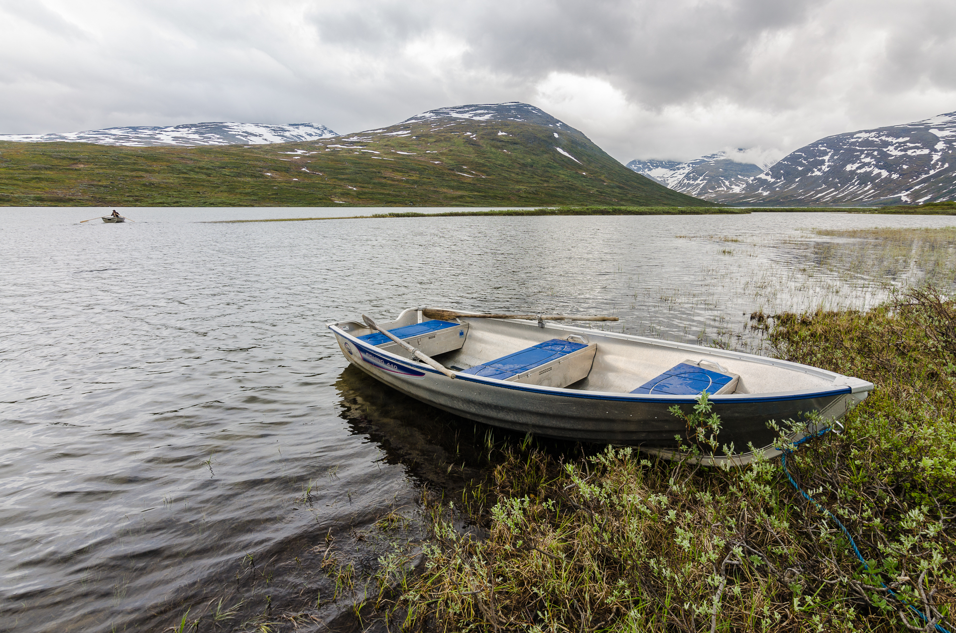 So, it must be simple, I push and move. Hmm, maybe another time again? I managed to cross with two different paddles and my bag didn’t drown. Success!