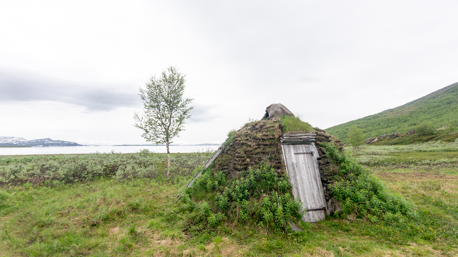 A traditional Sámi hut near the lake