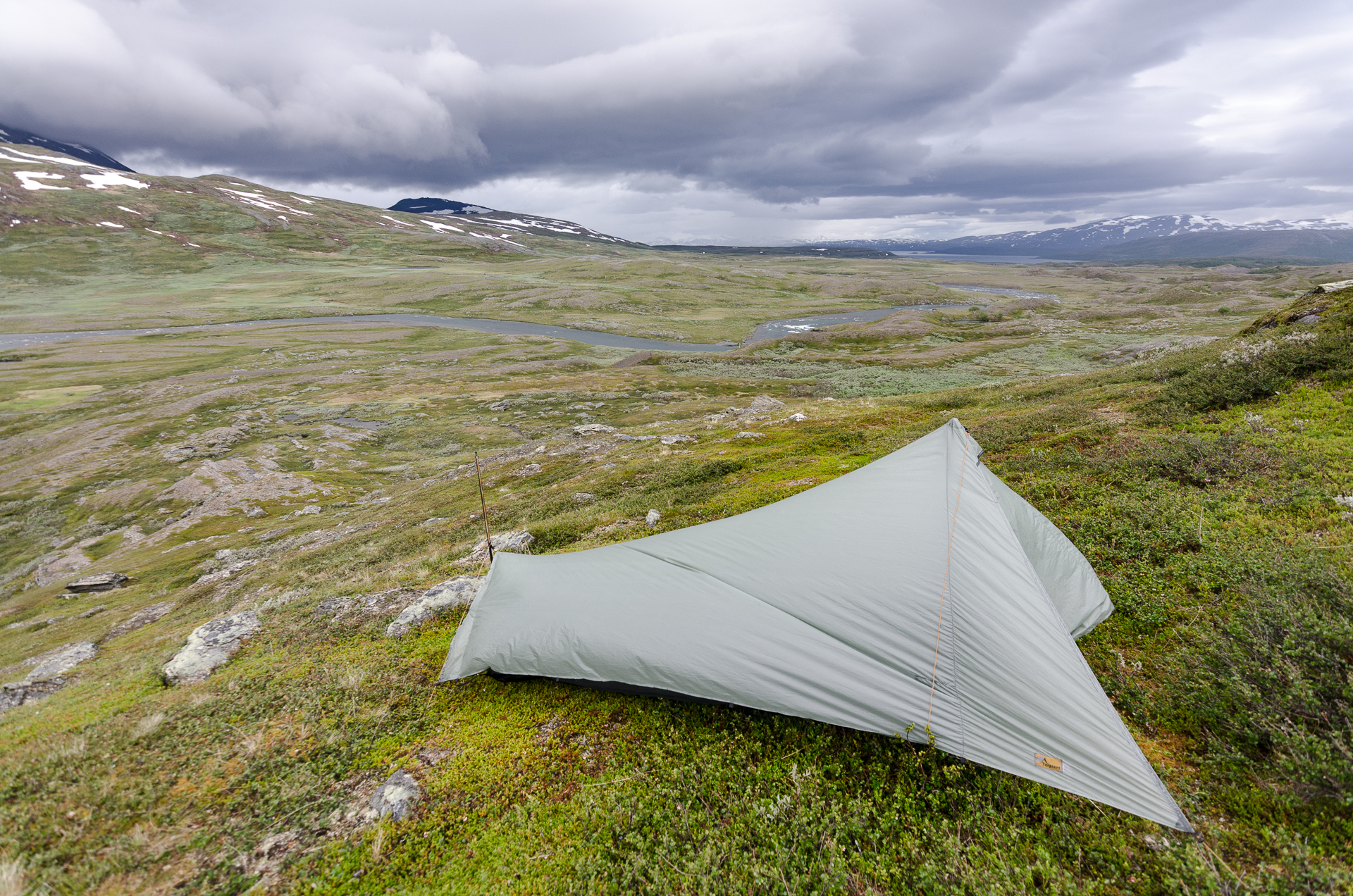 The wind started in the middle of the night, and my tent was not well oriented. At 6am, I was already up. At least, the view was great, but I didn’t even take a breakfast and left as fast as I could. Brrr.
