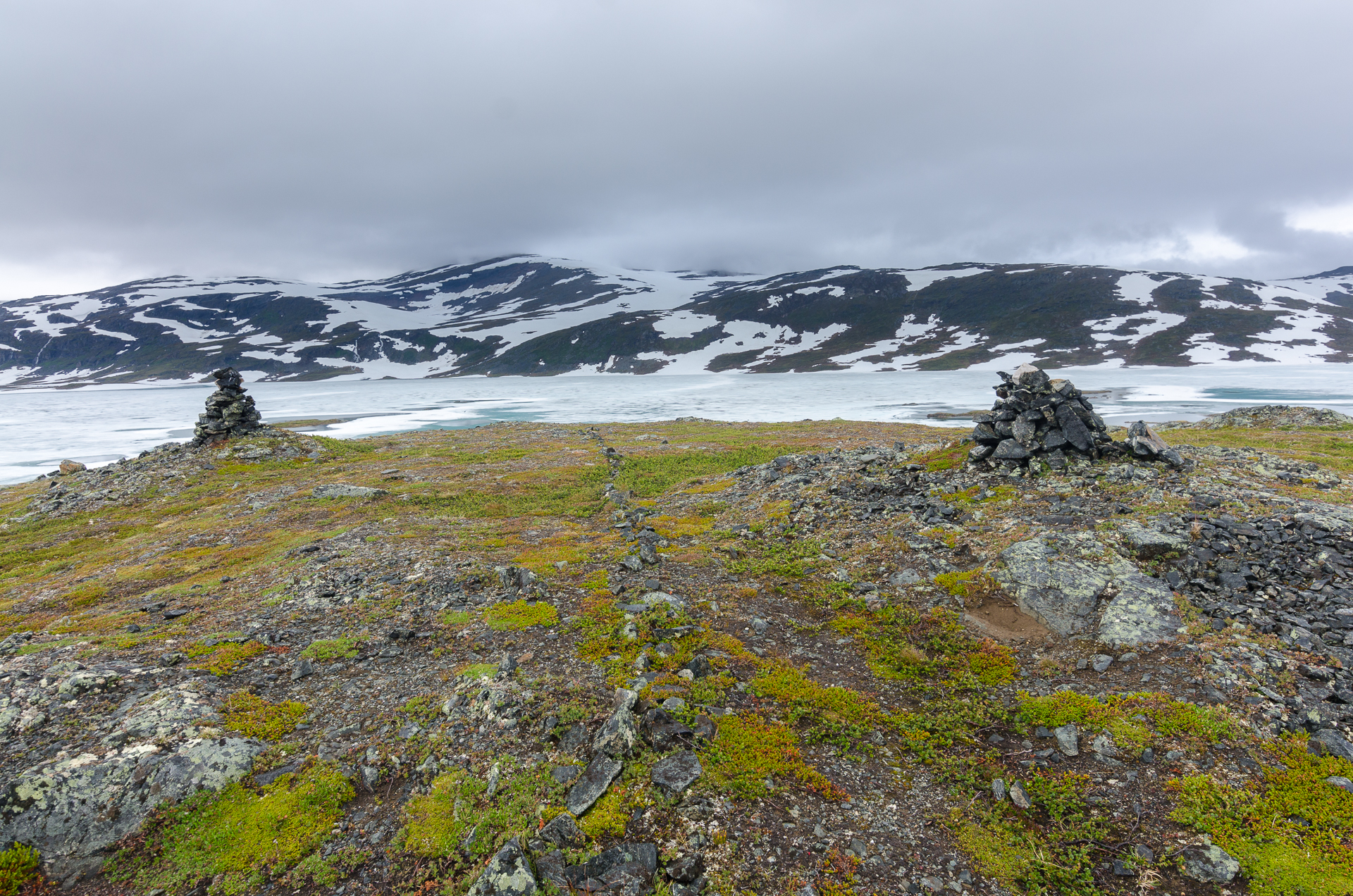 And here it was… the Norwegian border. A thin line of rocks on the trail. During days, this had been my only goal. With not falling under the snow.